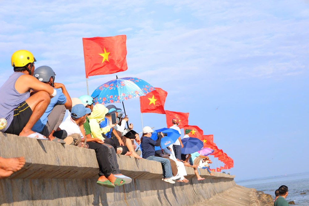 Sôi động Lễ hội chèo SUP Việt Nam 2026 bên thắng cảnh Cổng Tò Vò - ảnh 3