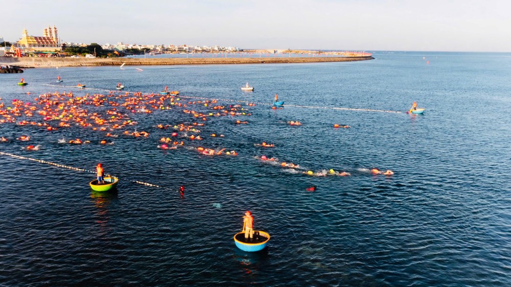 Gần 800 kình ngư chinh phục đường bơi vượt biển Lý Sơn Cross Island 2026 - ảnh 1