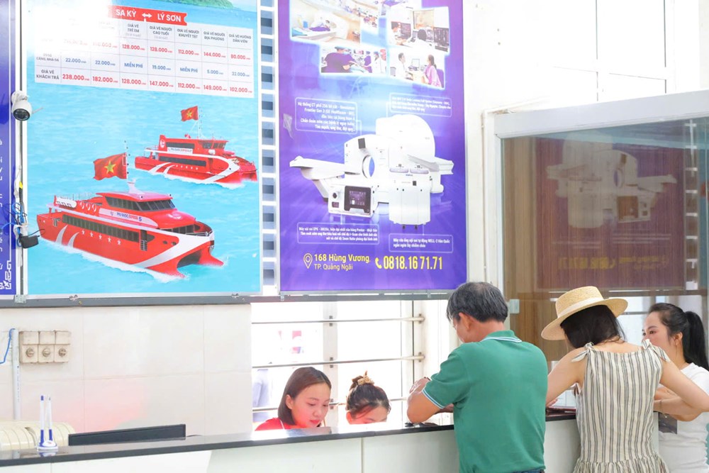 Lý Sơn hút khách dịp hè, vận tải biển tăng cường phục vụ du khách - ảnh 2