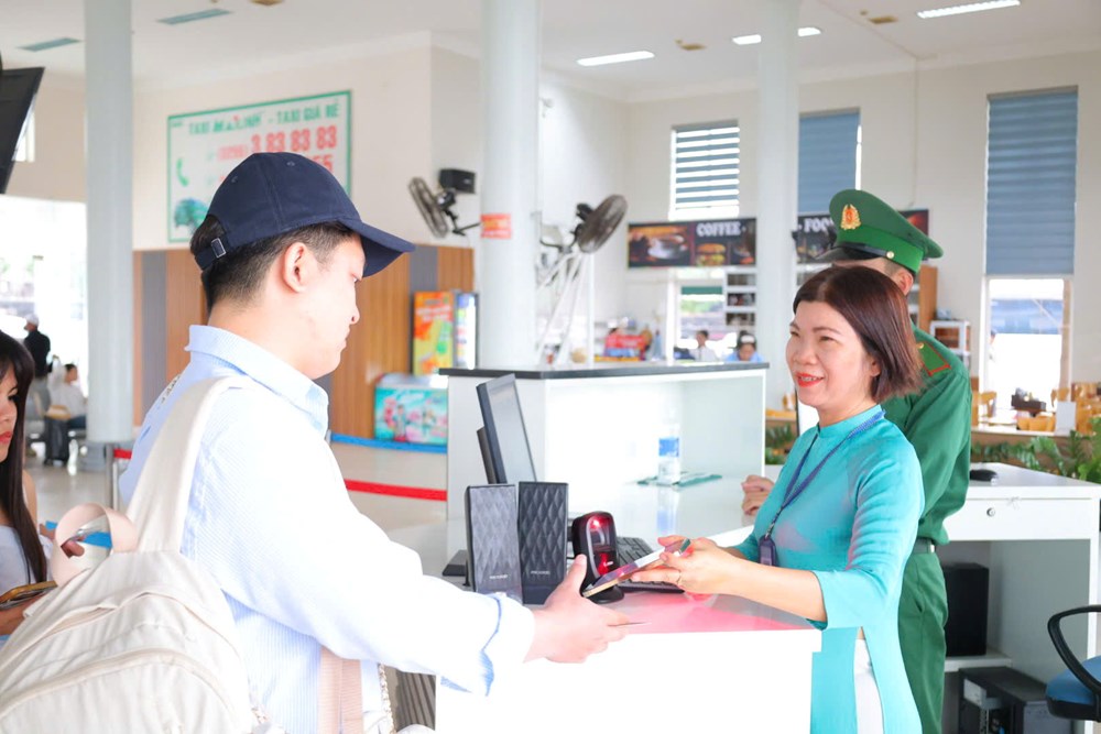 Lý Sơn hút khách dịp hè, vận tải biển tăng cường phục vụ du khách - ảnh 3