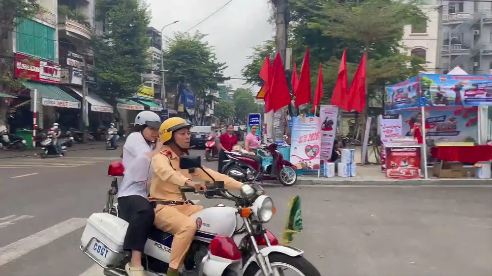 Cảnh sát giao thông Quảng Ngãi kịp thời hỗ trợ thí sinh đến điểm thi đúng giờ - ảnh 1