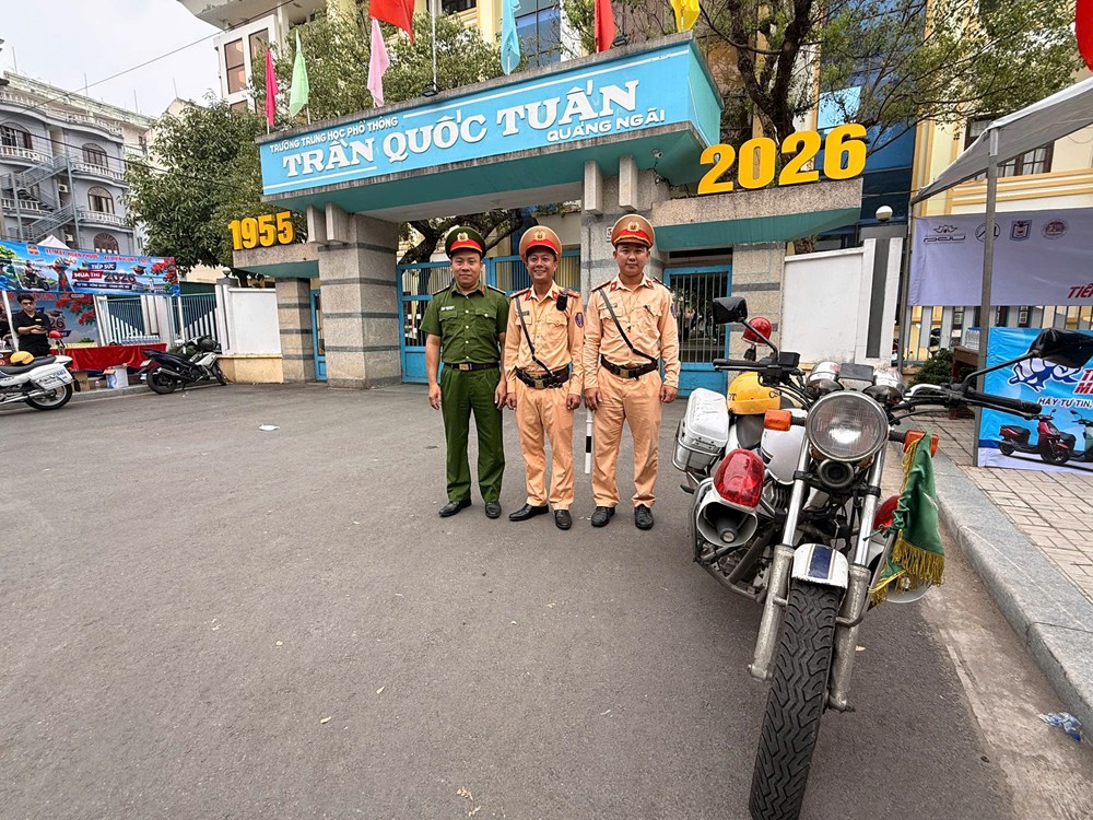 Cảnh sát giao thông Quảng Ngãi kịp thời hỗ trợ thí sinh đến điểm thi đúng giờ - ảnh 3