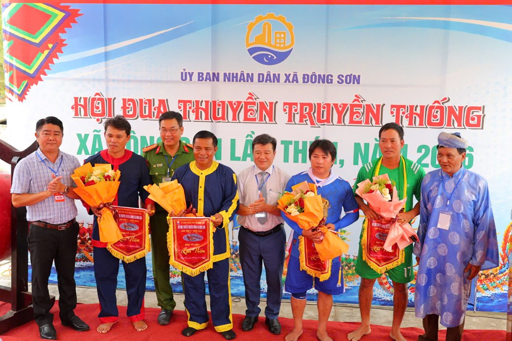 Tết Đoan Ngọ rộn ràng ngày hội đua thuyền ở xã Đông Sơn - ảnh 1