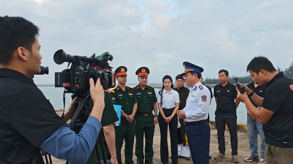 Báo chí đồng hành cùng Cảnh sát biển lan tỏa tình yêu biển, đảo quê hương - ảnh 2