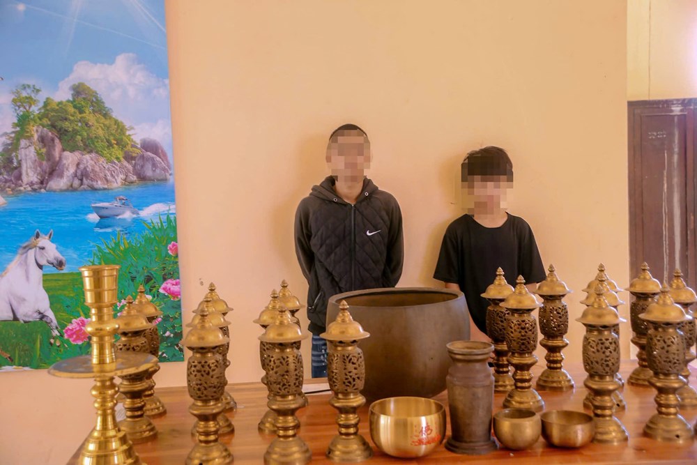 Bắt nhóm đối tượng gây hàng loạt vụ trộm tại cơ sở thờ tự, thu hồi nhiều tài sản cho chùa - ảnh 1