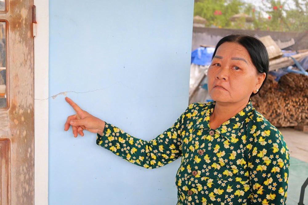Nhiều hộ dân phường Đức Phổ kiến nghị xem xét lại bồi thường nhà nứt - ảnh 1