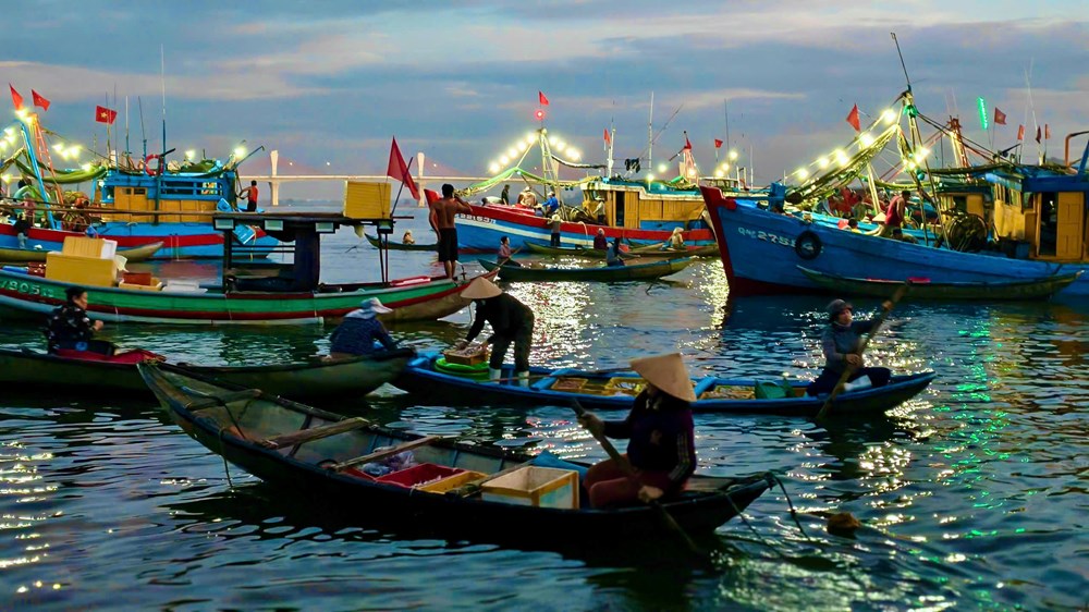 Đến Quảng Ngãi, ghé chợ nổi lúc tinh mơ - ảnh 1