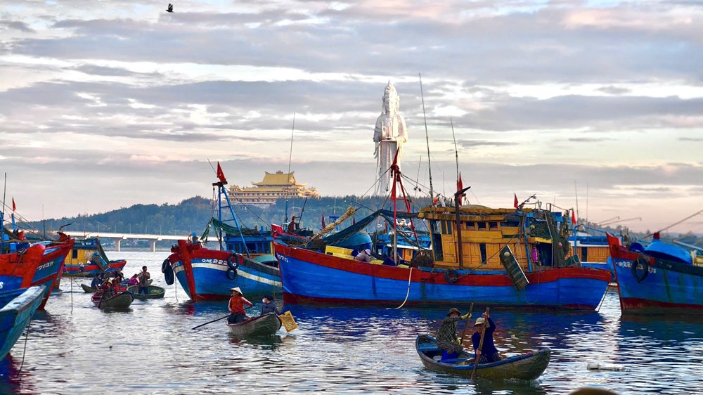 Đến Quảng Ngãi, ghé chợ nổi lúc tinh mơ - ảnh 5
