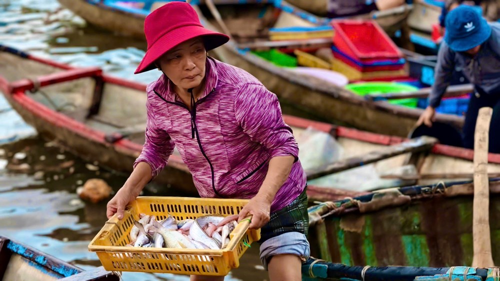 Đến Quảng Ngãi, ghé chợ nổi lúc tinh mơ - ảnh 2