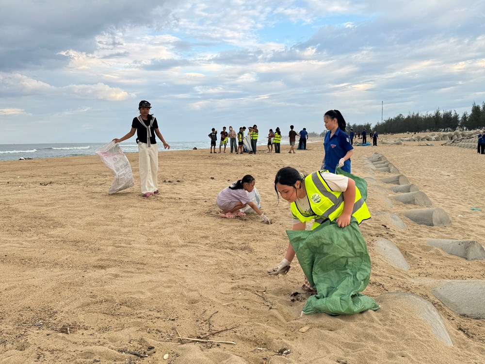 Chung tay giữ biển sạch, vun đắp tương lai du lịch xanh - ảnh 2