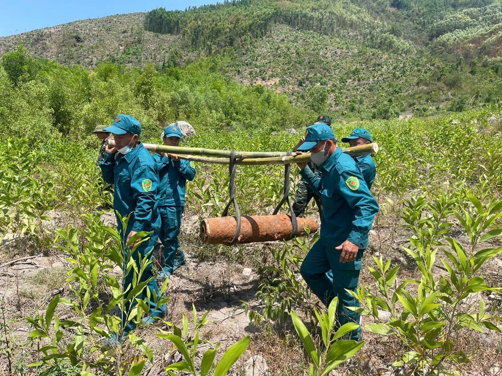 Xử lý an toàn 10 quả bom, đạn, vật nổ còn sót lại sau chiến tranh - ảnh 2
