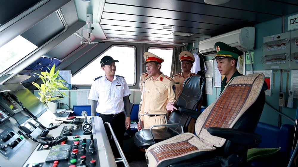 Kiểm soát chặt tàu khách tuyến Sa Kỳ - Lý Sơn trong mùa du lịch - ảnh 4