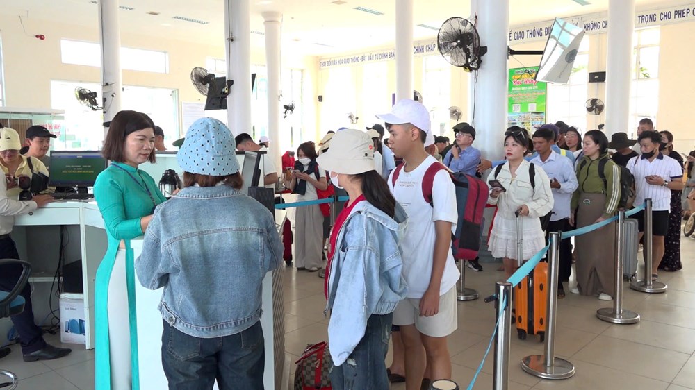 Kiểm soát chặt tàu khách tuyến Sa Kỳ - Lý Sơn trong mùa du lịch - ảnh 1