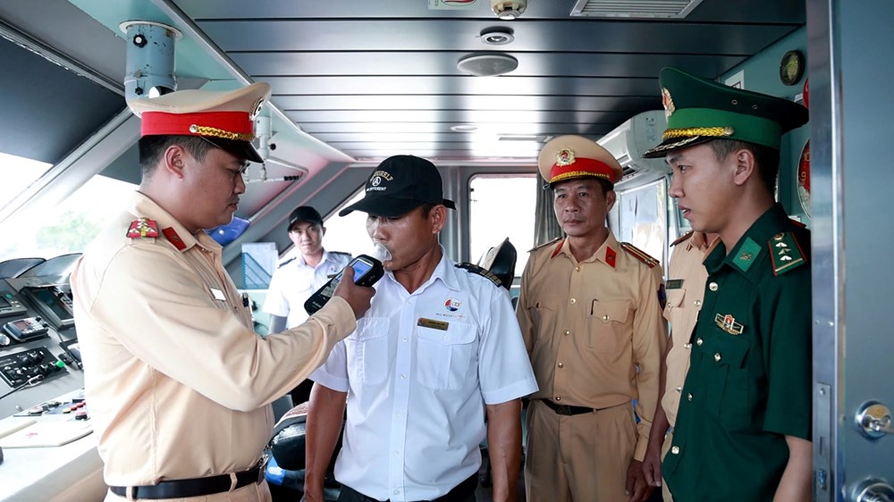 Kiểm soát chặt tàu khách tuyến Sa Kỳ - Lý Sơn trong mùa du lịch - ảnh 3