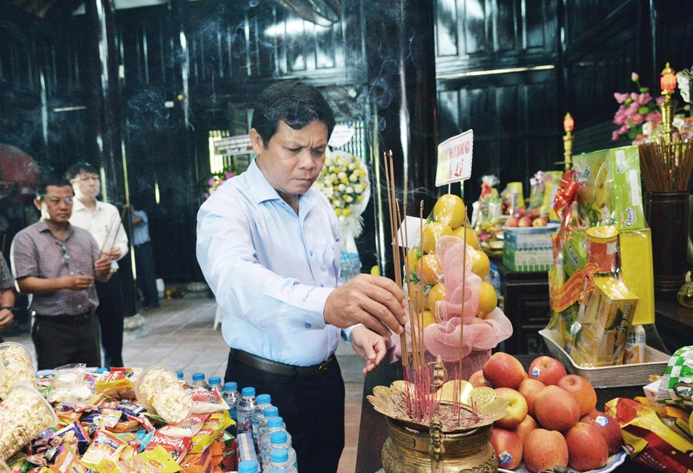 Dâng hương tại các di tích lịch sử nhân Ngày Thương binh - Liệt sĩ - ảnh 1