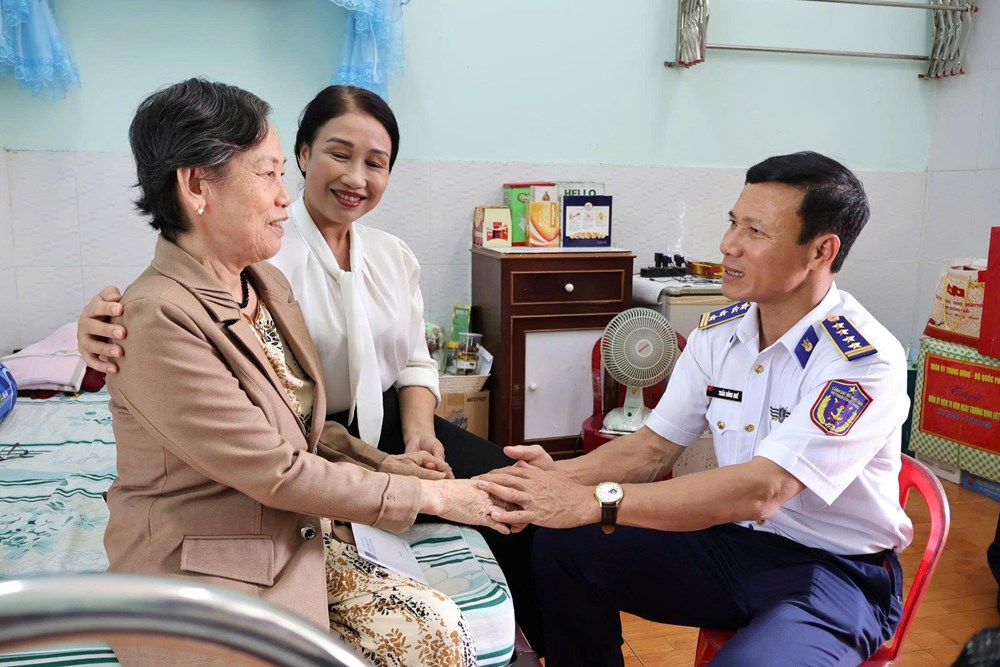 Cảnh sát biển Vùng 2 trao nhà tình nghĩa, tri ân người có công tại Quảng Ngãi - ảnh 2