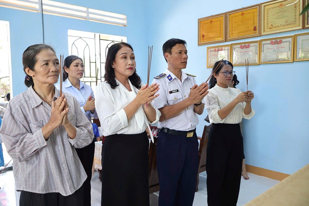 Cảnh sát biển Vùng 2 trao nhà tình nghĩa, tri ân người có công tại Quảng Ngãi - ảnh 3