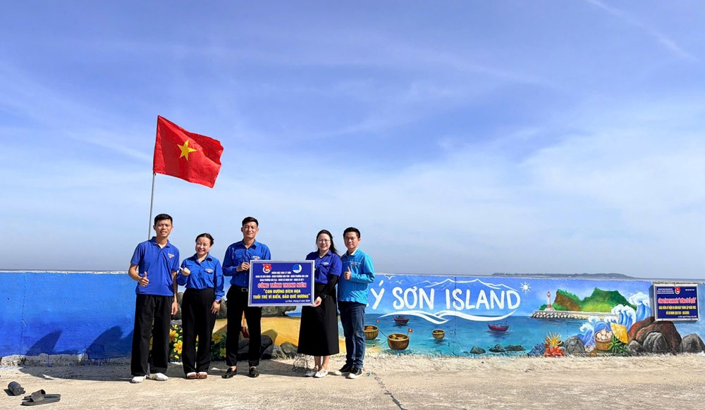Sắc màu bích họa vun đắp hình ảnh du lịch xanh ở Lý Sơn - ảnh 1
