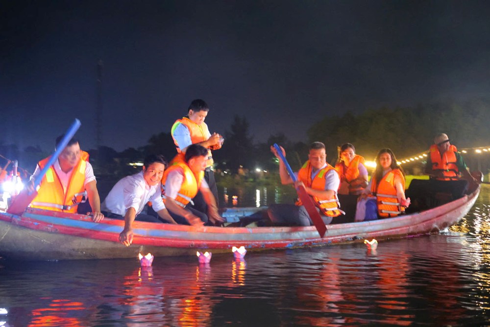  Hàng nghìn hoa đăng thắp sáng dòng sông tri ân các Anh hùng liệt sĩ ở Tịnh Khê - ảnh 4