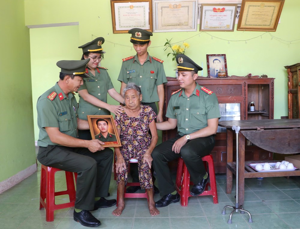 Bức ảnh tri ân – Nối ký ức, vẹn nghĩa ân tình - ảnh 3