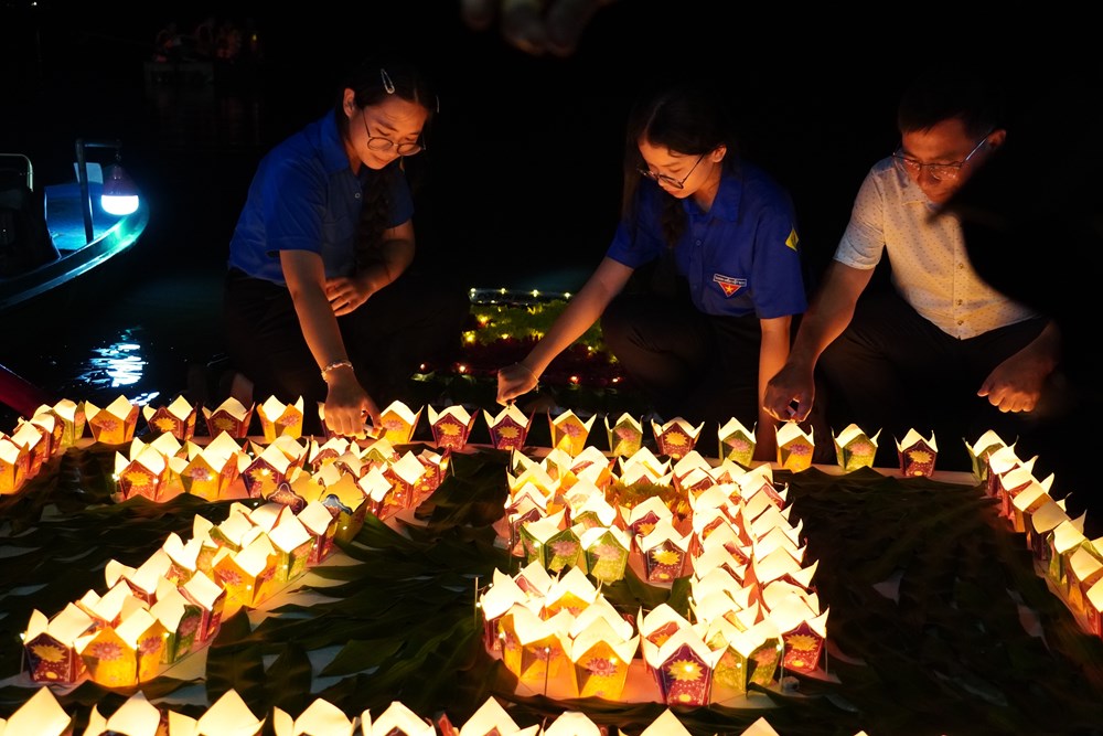  Hàng nghìn hoa đăng thắp sáng dòng sông tri ân các Anh hùng liệt sĩ ở Tịnh Khê - ảnh 2