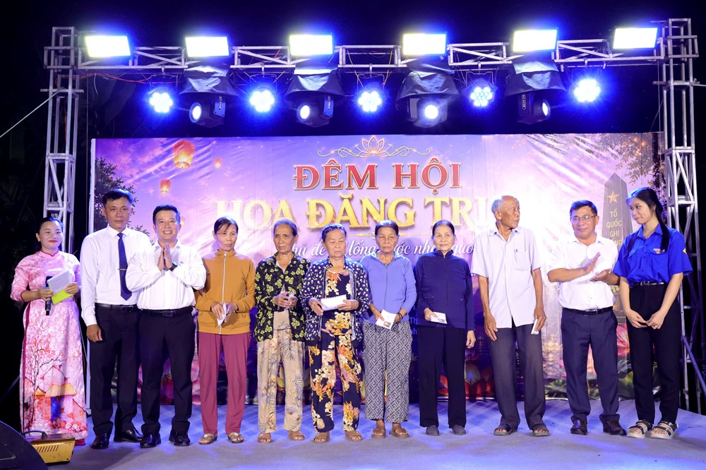  Hàng nghìn hoa đăng thắp sáng dòng sông tri ân các Anh hùng liệt sĩ ở Tịnh Khê - ảnh 1