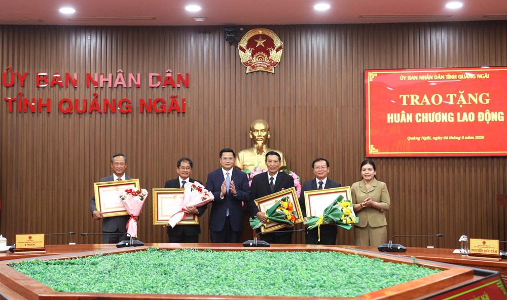Trao Huân chương Lao động ghi nhận cống hiến của các nguyên lãnh đạo tỉnh - ảnh 1