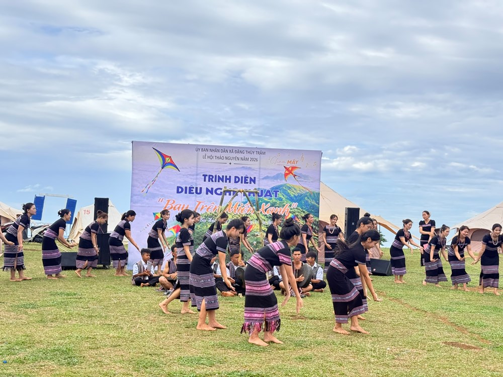 Rực rỡ sắc màu trên thảo nguyên Bùi Hui, hút du khách trải nghiệm - ảnh 4