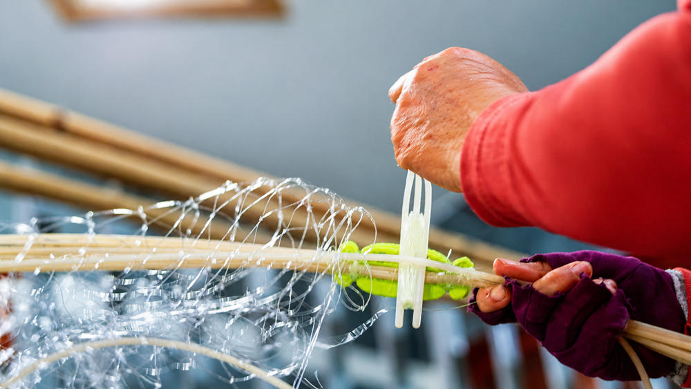 Nghề vá lưới tạo sinh kế cho lao động ven biển - ảnh 3