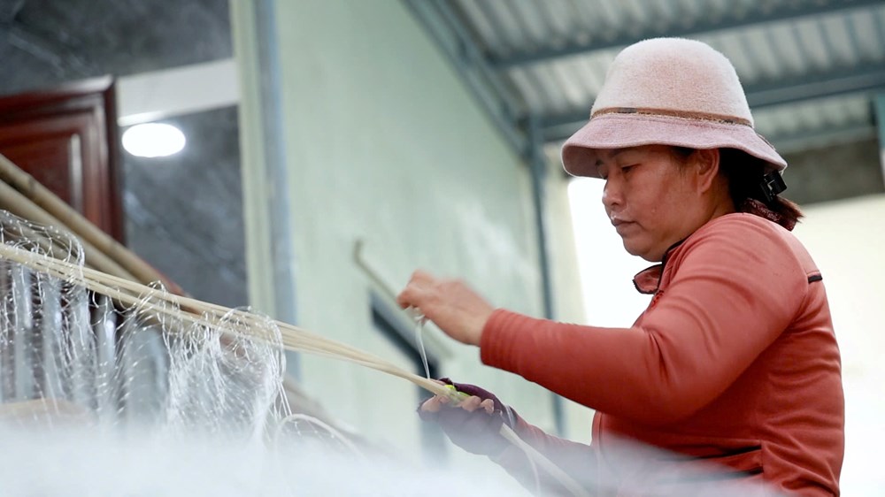 Nghề vá lưới tạo sinh kế cho lao động ven biển - ảnh 2