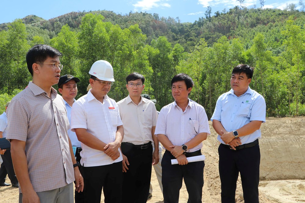 Quảng Ngãi xử lý tình trạng hố chôn lấp rác quá tải - ảnh 1