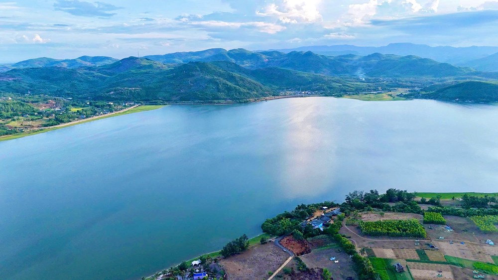 Quảng Ngãi đẩy mạnh phát triển du lịch bền vững, hình thành tam giác du lịch thế mạnh - ảnh 2