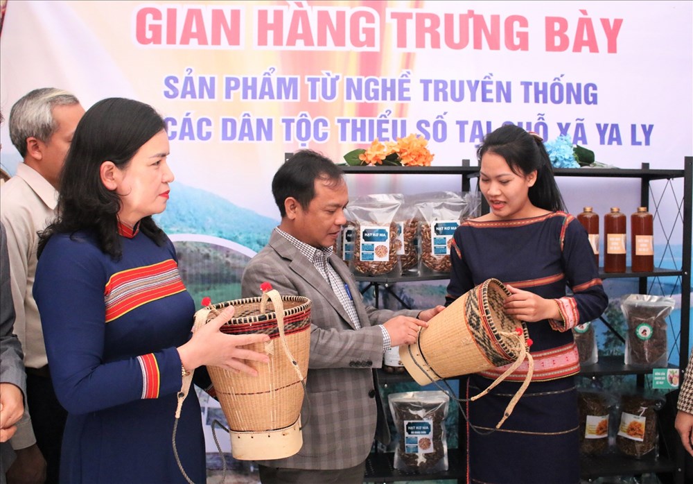 Giữ hồn văn hóa, tạo sinh kế bền vững cho đồng bào dân tộc thiểu số - ảnh 1