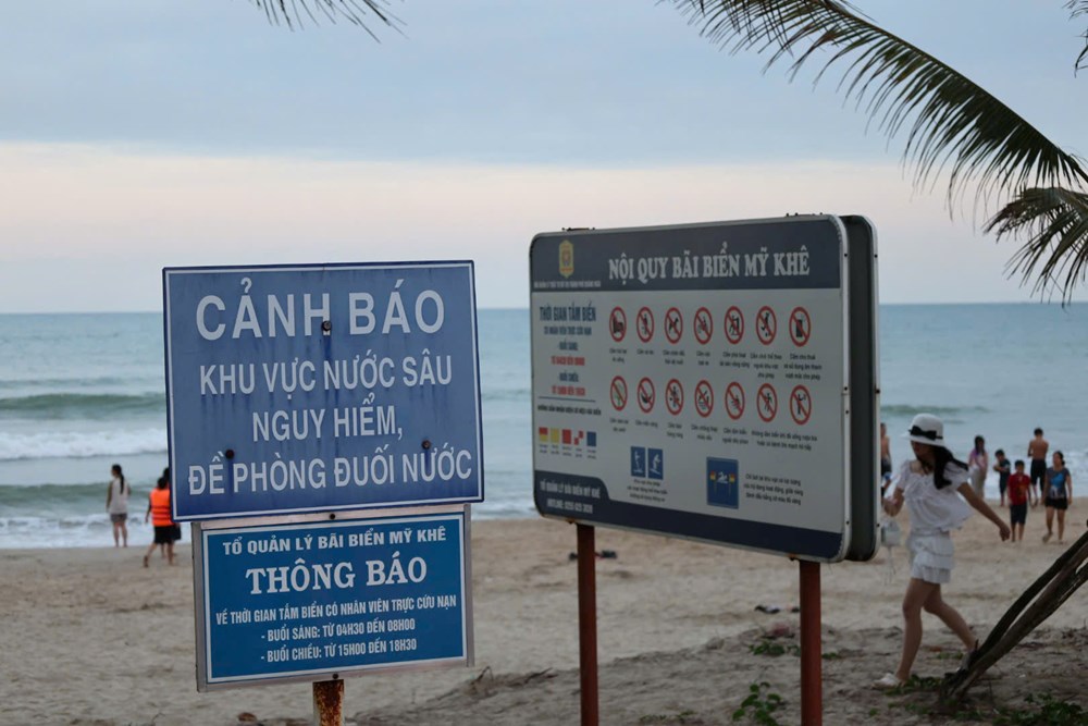 Cứu an toàn 5 học sinh gặp nạn khi tắm biển Mỹ Khê - ảnh 1