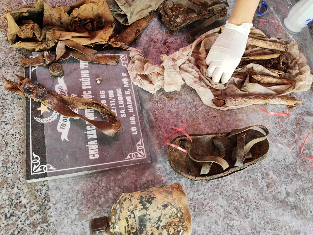 Phát hiện di vật có nét khắc “Phạm Tạo”, “Thoa” trong mộ liệt sĩ tại Quảng Ngãi - ảnh 5