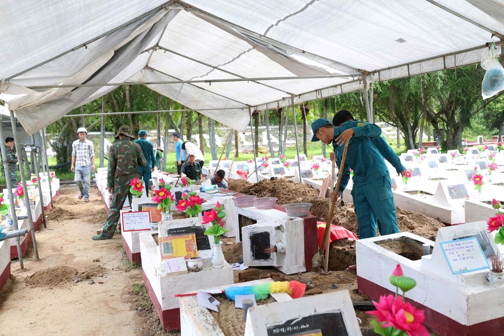 Phát hiện di vật có nét khắc “Phạm Tạo”, “Thoa” trong mộ liệt sĩ tại Quảng Ngãi - ảnh 2