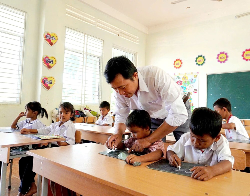 Gieo chữ, giữ trò ở lại trường - ảnh 1