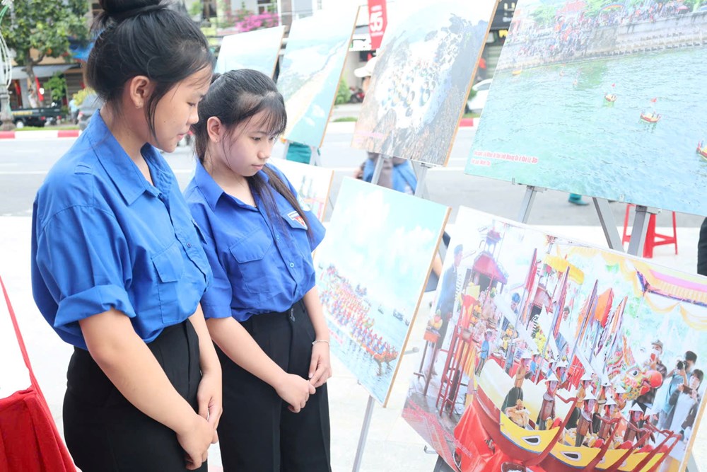 Trưng bày ảnh “Hoàng Sa - Trường Sa trong lòng Quảng Ngãi” - ảnh 1