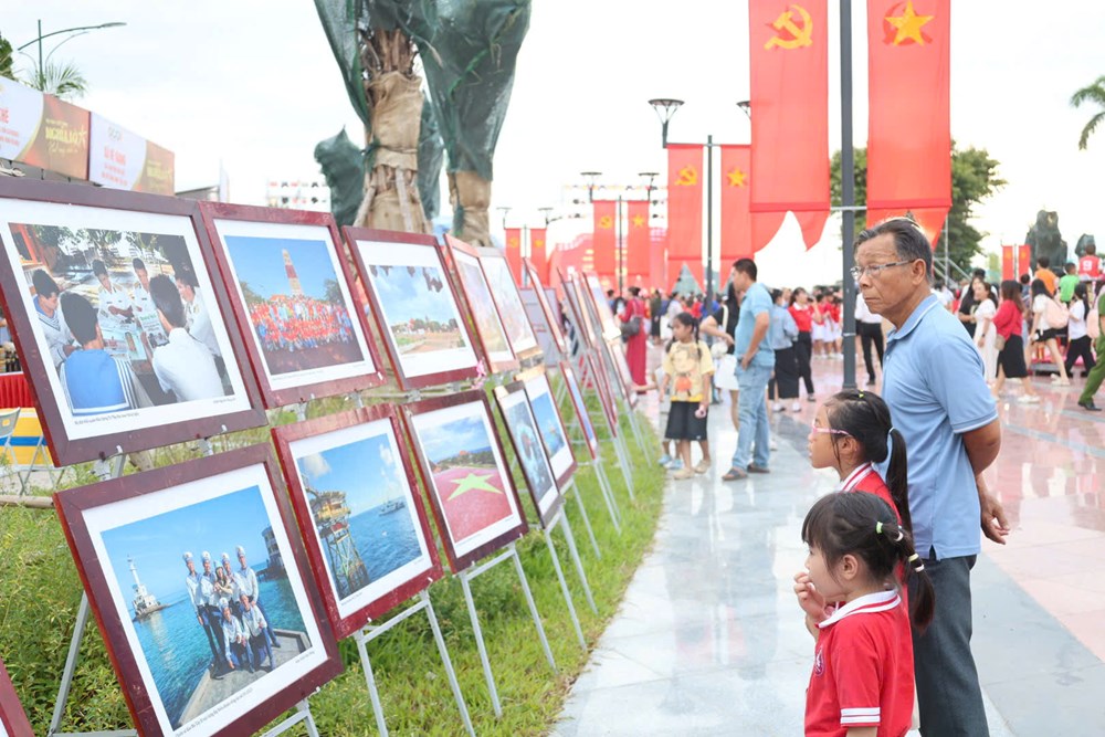 Trưng bày ảnh “Hoàng Sa - Trường Sa trong lòng Quảng Ngãi” - ảnh 3