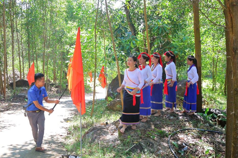 Đồng bào Co kể câu chuyện quê hương qua ống kính số - ảnh 1