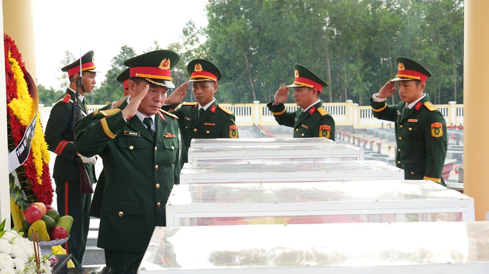 Truy điệu, an táng 5 hài cốt liệt sĩ vừa được quy tập tại Gò Tràm - ảnh 4