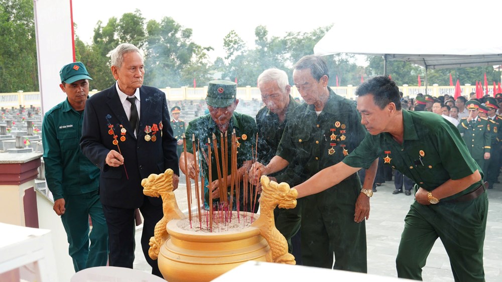 Truy điệu, an táng 5 hài cốt liệt sĩ vừa được quy tập tại Gò Tràm - ảnh 5