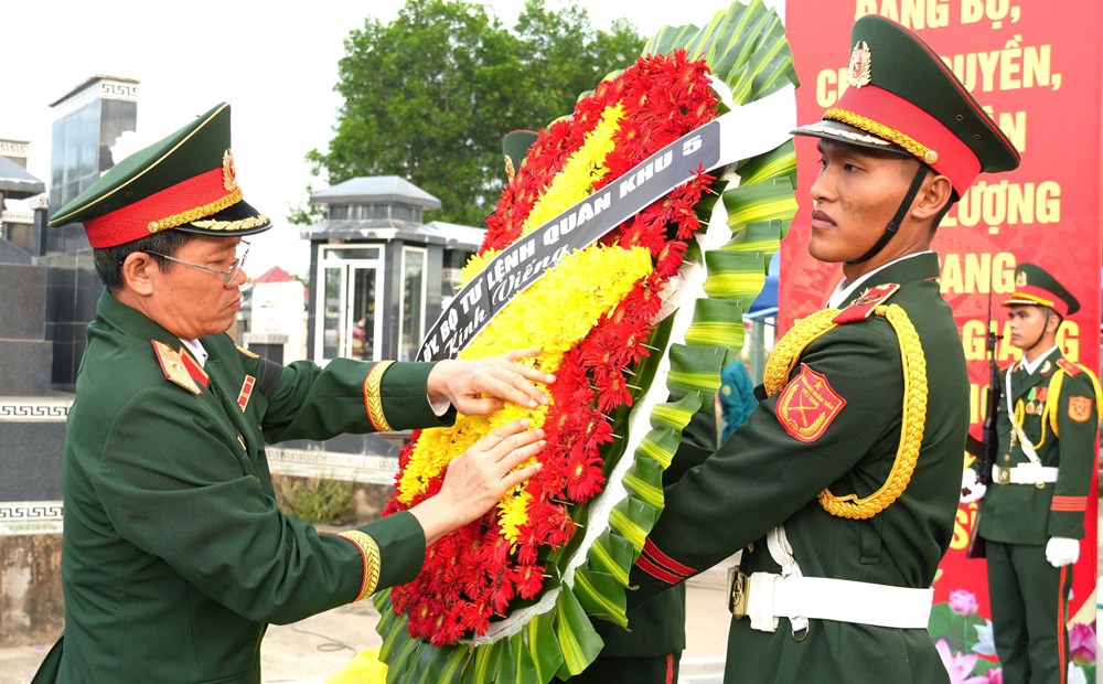 Truy điệu, an táng 5 hài cốt liệt sĩ vừa được quy tập tại Gò Tràm - ảnh 2