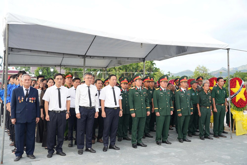 Truy điệu, an táng 5 hài cốt liệt sĩ vừa được quy tập tại Gò Tràm - ảnh 1