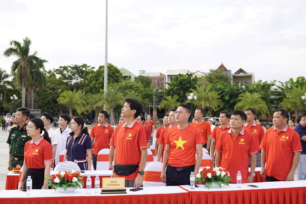 Quảng Ngãi sôi nổi chương trình đi bộ “Cùng Việt Nam tiến bước” - ảnh 1