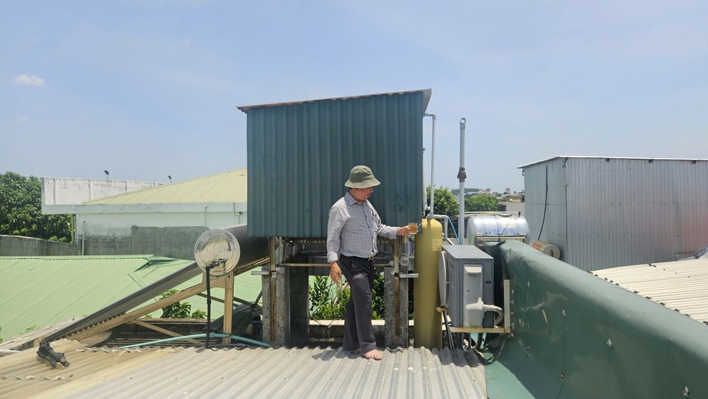 Nước máy đổi màu và bốc mùi, người dân tự mua thiết bị lọc - ảnh 2
