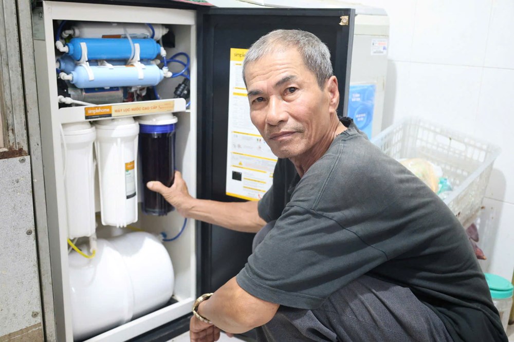 Nước máy đổi màu và bốc mùi, người dân tự mua thiết bị lọc - ảnh 1