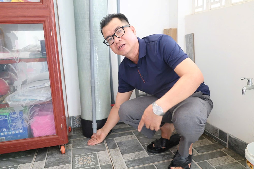 Nước máy đổi màu và bốc mùi, người dân tự mua thiết bị lọc - ảnh 5