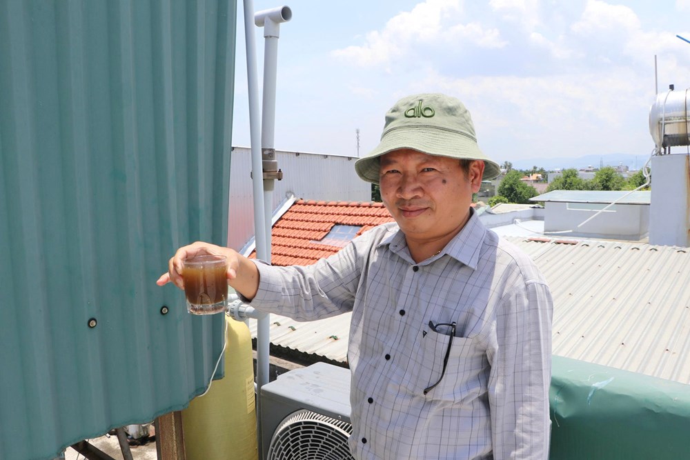 Nước máy đổi màu và bốc mùi, người dân tự mua thiết bị lọc