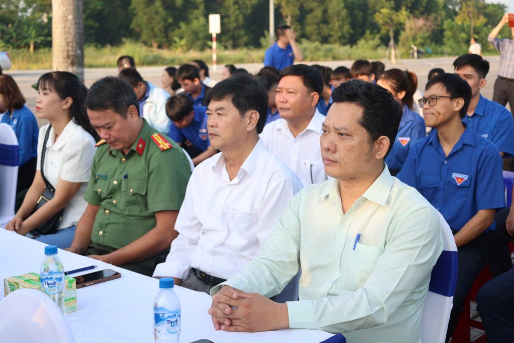 Thả cá tái tạo nguồn lợi thủy sản trên sông Trà Khúc - ảnh 1